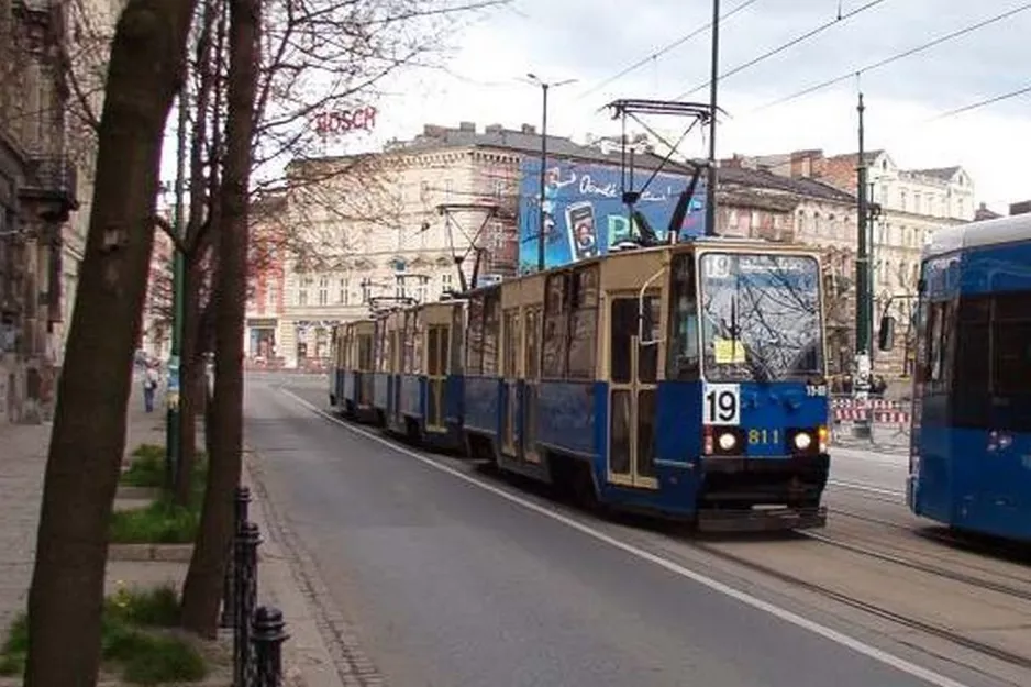Kraków tram line 19 with railcar 811 on Baszttowa (2005)