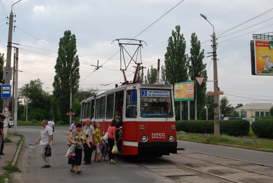 Kramatorsk tram line 3 with railcar 0055 in the intersection Dnipropetrovska Street/Ordzhonikidze Street (2012)