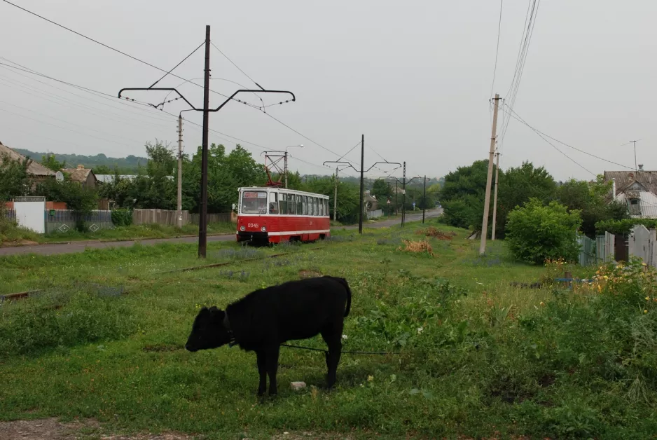 Kramatorsk tram line 5 with railcar 0045 on Stratosferna Street (2012)