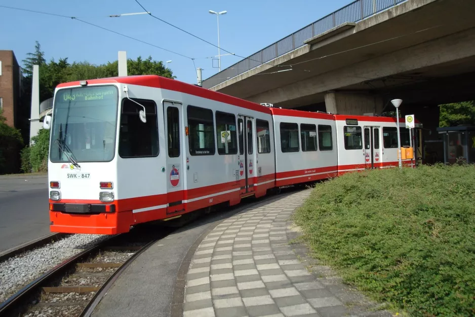 Krefeld tram line 043 with articulated tram 847 "Verberg" at Tackheide (2010)