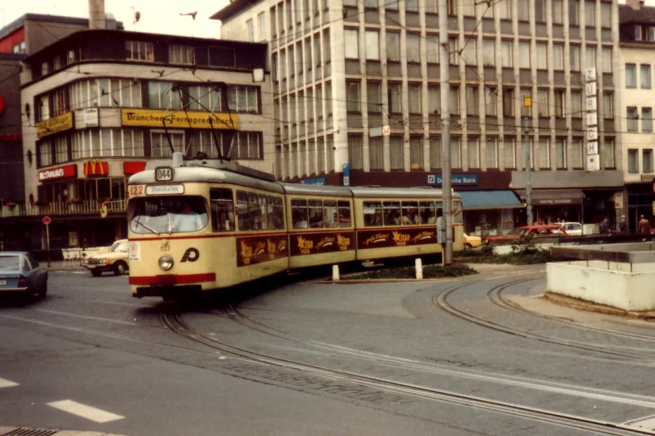Krefeld tram line 044 with articulated tram 822 in the intersection Ostwall/Hansastraße (1981)