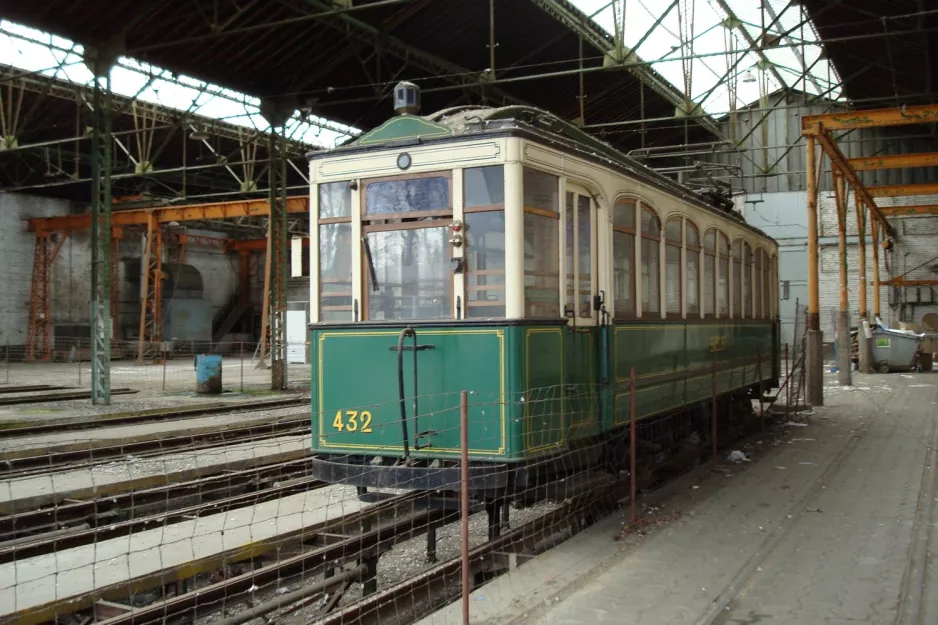 Lille museum tram 432 inside the depository Saint Maur (2008)