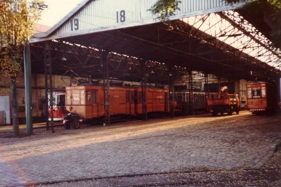 Lille service vehicle 905 inside the depot Saint Maur (1981)