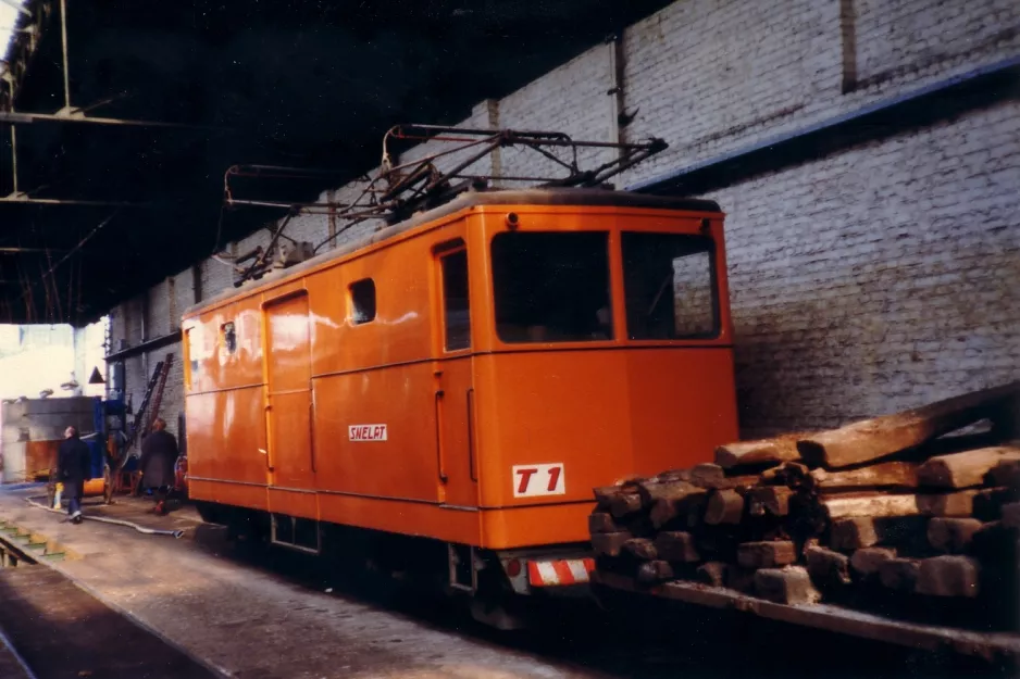 Lille service vehicle T1 inside the depot Saint Maur (1981)