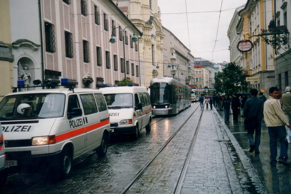 Linz tram line 2 with low-floor articulated tram 001 near Mozartkreuzung (2004)