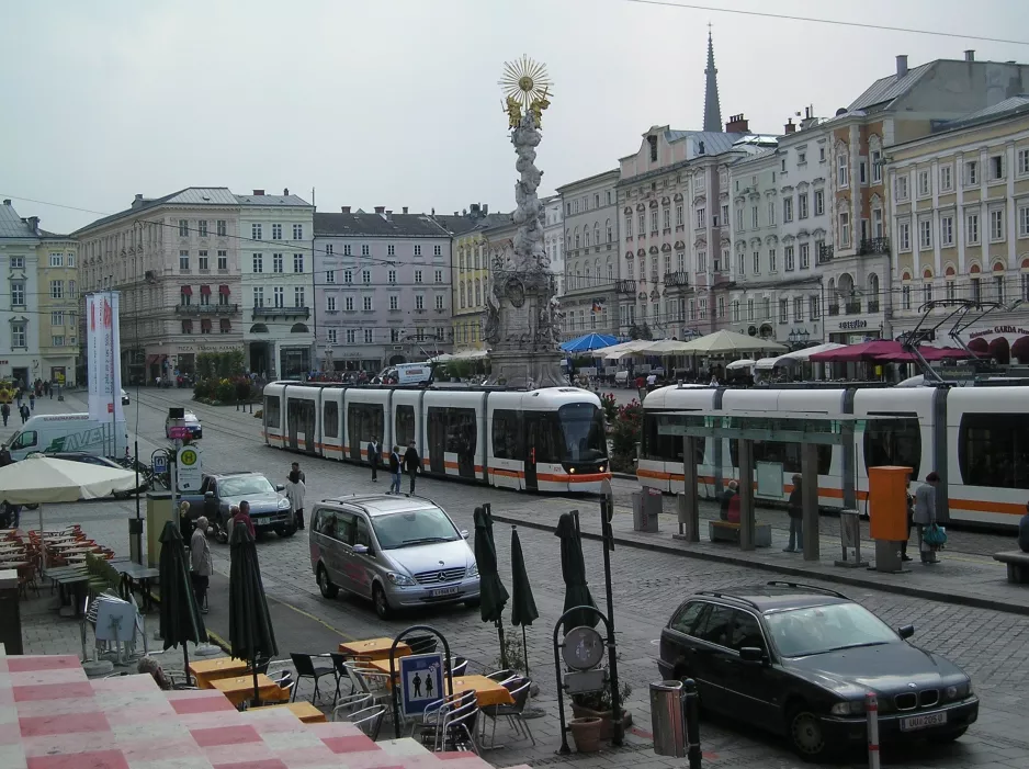 Linz tram line 2 with low-floor articulated tram 029 at Hauptplatz (2009)