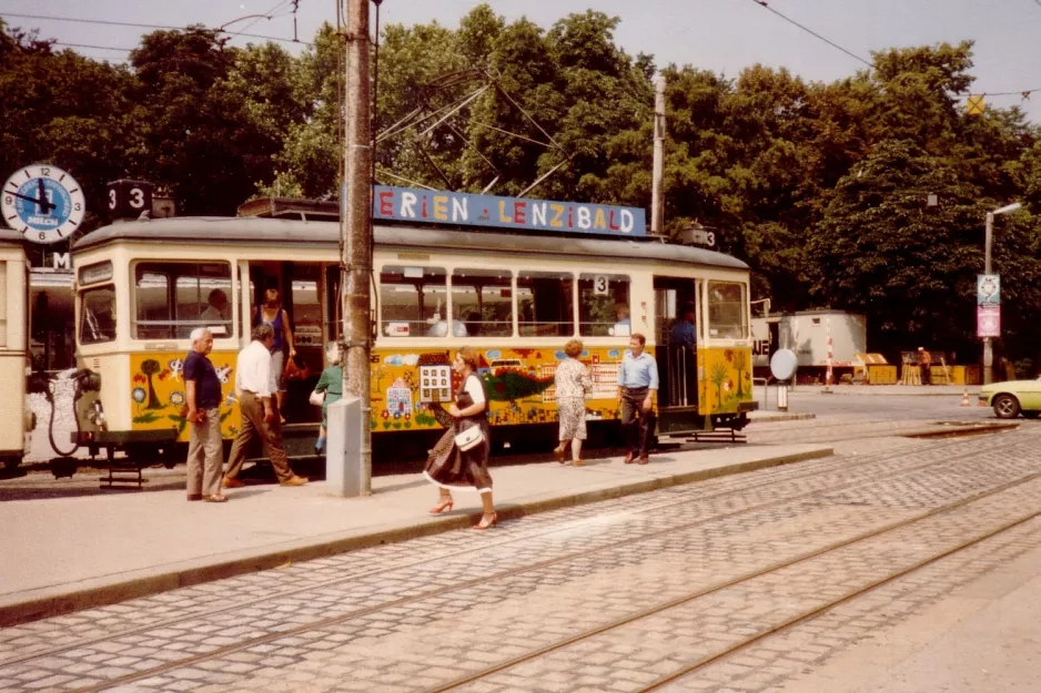 Linz tram line 3 with railcar 32 at Blumauerplatz (1982)