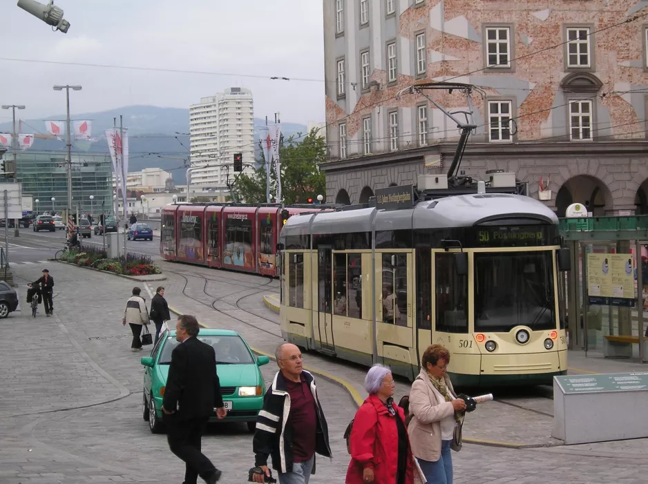 Linz tram line 50 with low-floor articulated tram 501 at Hauptplatz (2009)