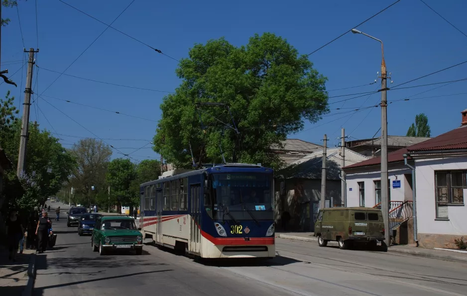 Luhansk tram line 6 with railcar 302 on Frunze Ulitsa (2011)