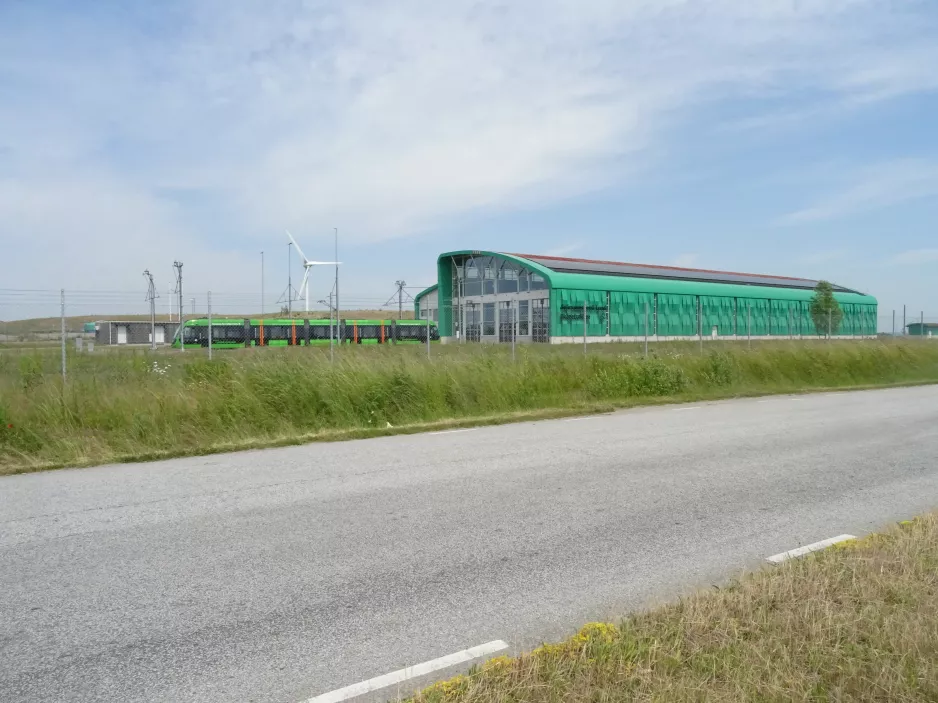 Lund low-floor articulated tram 05 (Inferno) on the side track at Spårvagnsdepå (2022)