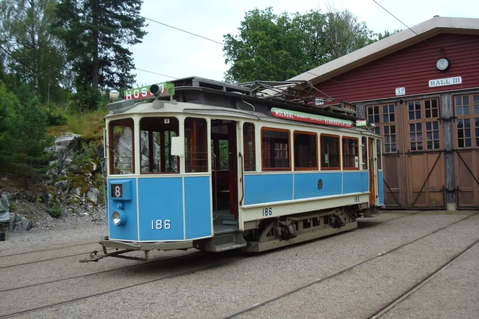 Malmköping railcar 186 in front of Hall III (2012)