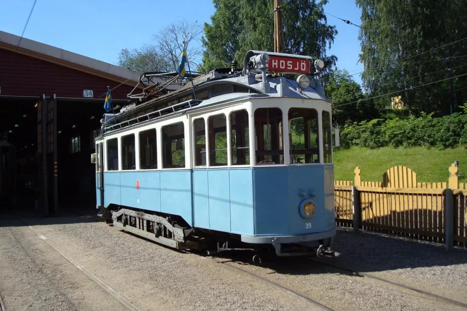 Malmköping railcar 39 in front of Hall III (2009)