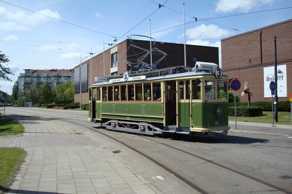 Malmö Museispårvägen with museum tram 20 in the intersection Malmöhusvägen/Banérskajen (2009)