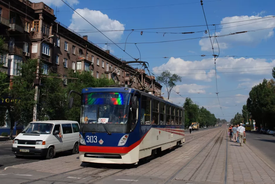 Mariupol tram line 10 with railcar 303 in the intersection Metalurhiv Ave/Boika Ave (2012)