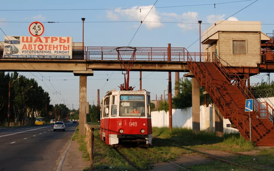 Mariupol tram line 5 with railcar 948 at Pravoberezhna (2012)