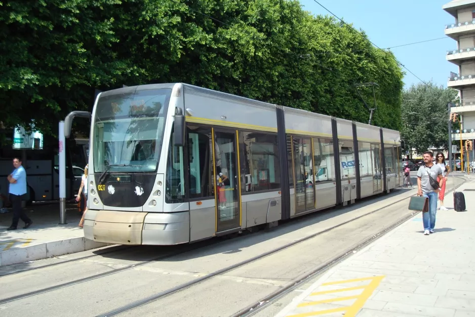 Messina tram line 28 with low-floor articulated tram 02T near Repubblica (2009)