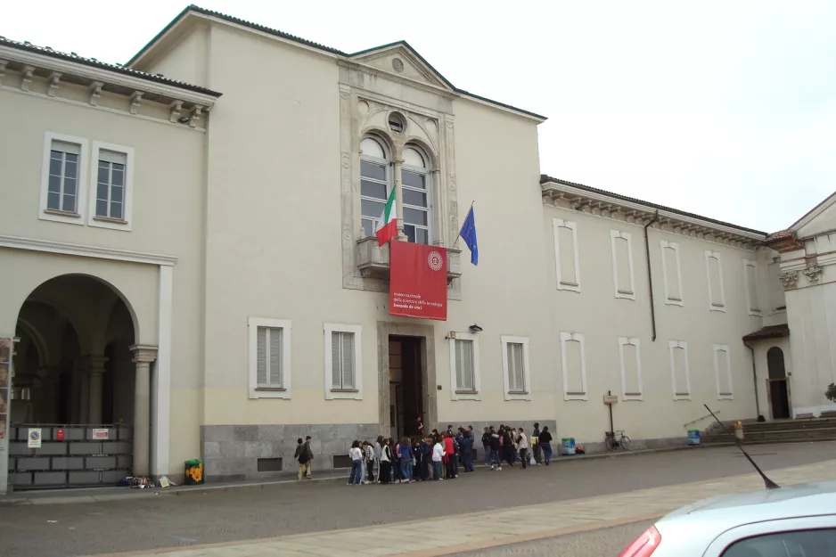 Milan in front of Museo Nazionale della Scienza e della Tecnologia Leonardo da Vinci (2009)