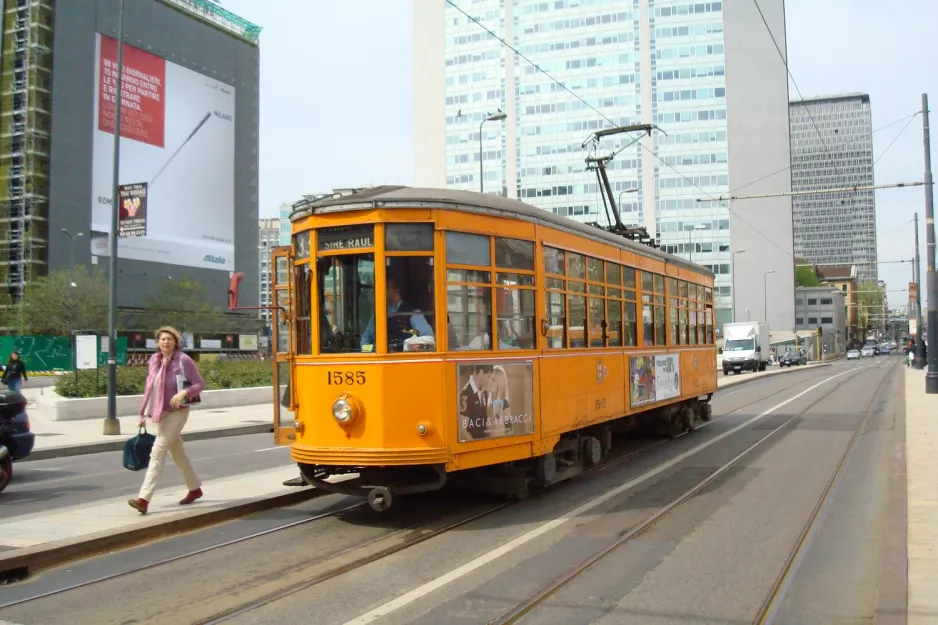 Milan tram line 33 with railcar 1585 near Stazione Centrale (2009)