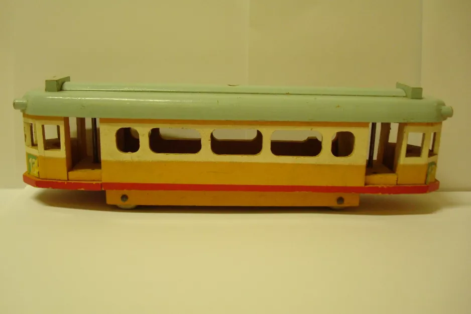 Model tram: Side view: Model of Lunding's bogie motor car, as line 13 from Copenhagen
 (1953)