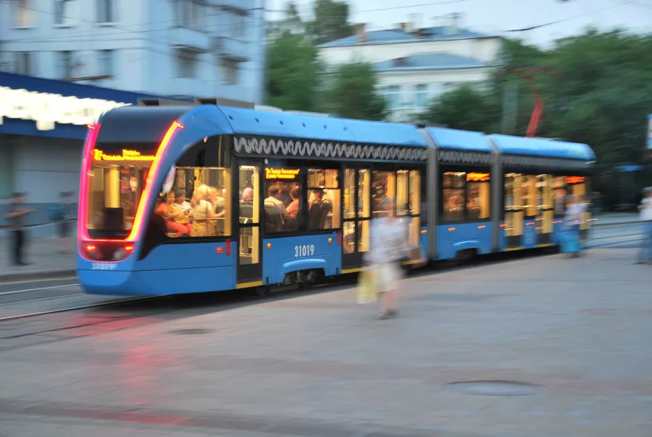 Moscow tram line 7 with low-floor articulated tram 31019 on Komsomolskaya Square (2018)