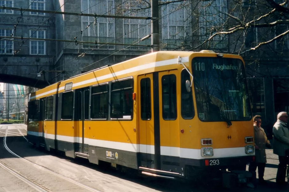 Mülheim tram line 110 with articulated tram 293 on Rathaumarkt (2004)