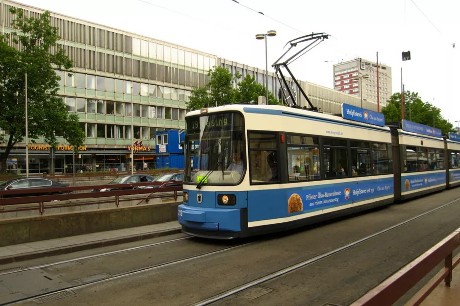 Munich tram line 19 with low-floor articulated tram 2137 on Bahnhofplatz (2009)