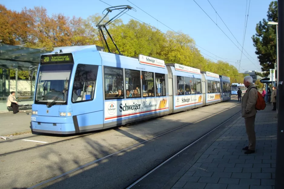 Munich tram line 20 with low-floor articulated tram 2202 at Westfriedhof (2007)