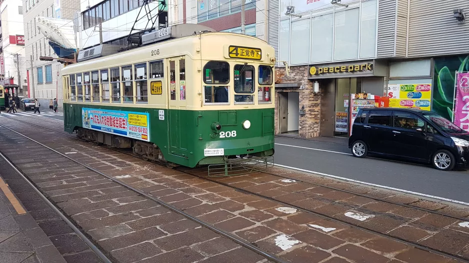 Nagasaki tram line 4 with railcar 208 on Tsukimachi Dori (2017)