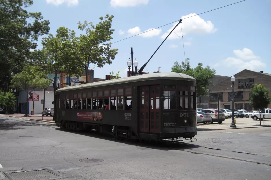 New Orleans line 12 St. Charles Streetcar with railcar 951 near Julia (2010)