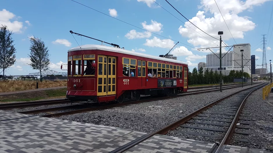 New Orleans line 2 Riverfront with railcar 461 at Dumaine Station (2018)