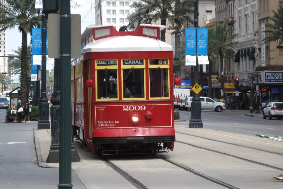 New Orleans line 47 Canal Streetcar with railcar 2009 close by Canal / S Peters (2010)