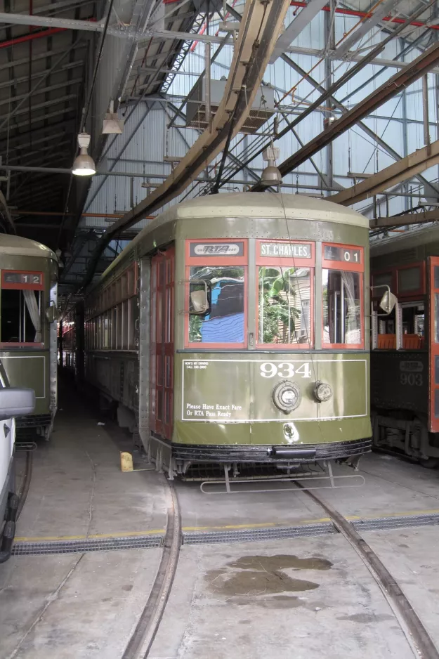 New Orleans railcar 934 inside Willow St (2010)