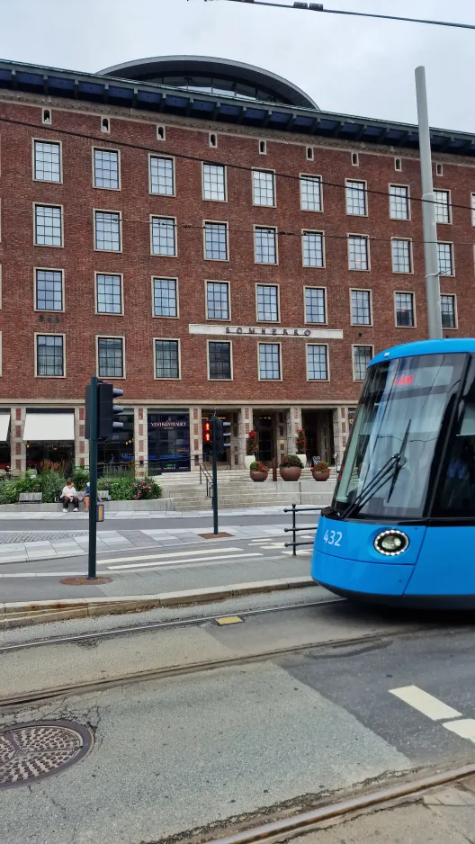 Oslo low-floor articulated tram 432 at Solli (2024)