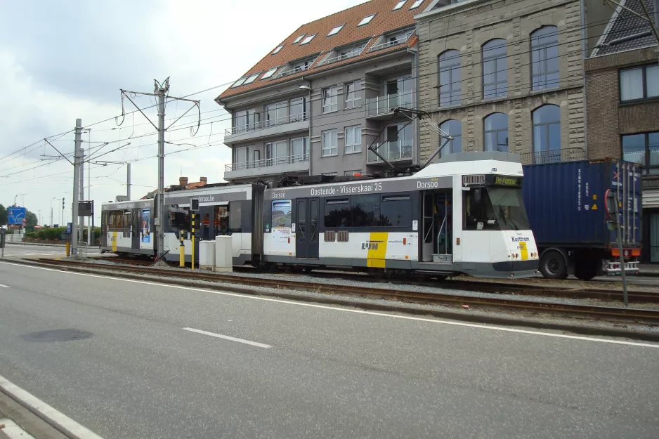 Ostend De Kusttram with articulated tram 6031 on Kustlaan, Zeebrugge Vaart, seen from the side (2014)