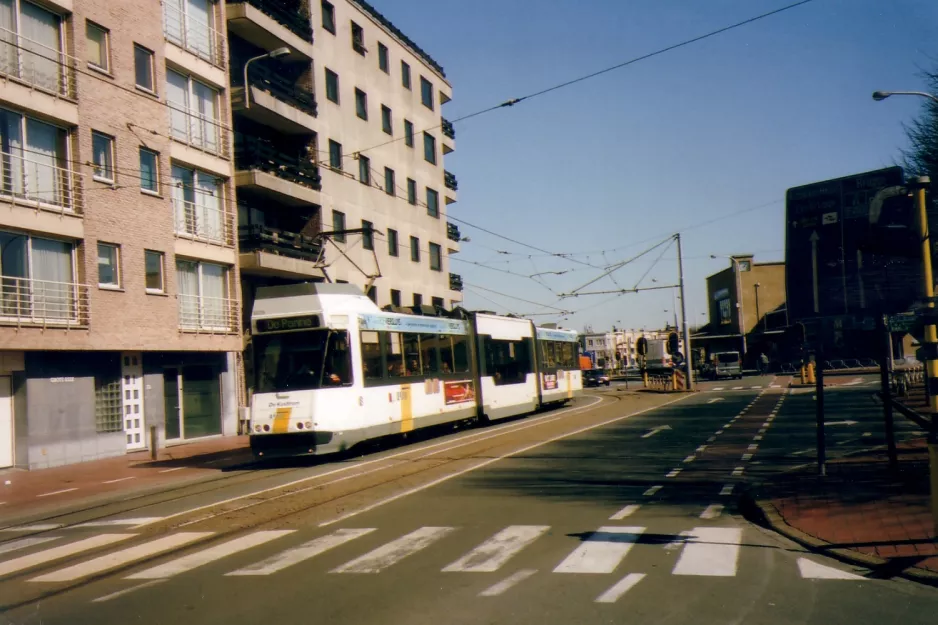 Ostend De Kusttram with articulated tram 6069 on De Snef de Naeyerlaan. Blankenberge (2007)