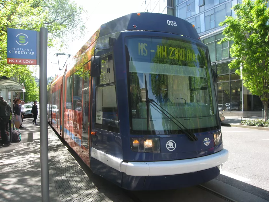 Portland tram line NS with low-floor articulated tram 005 at Art Museum (2016)