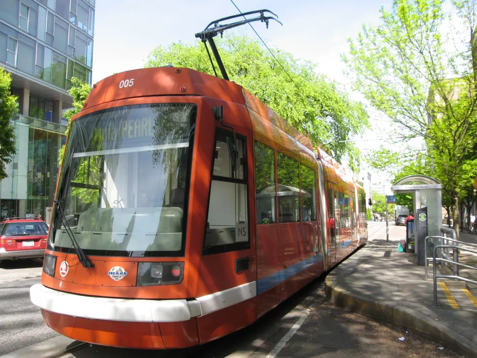 Portland tram line NS with low-floor articulated tram 005 at Art Museum seen from the side (2016)