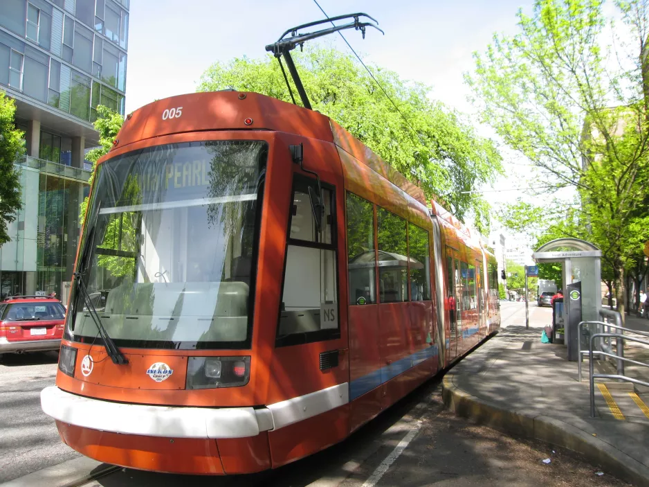 Portland tram line NS with low-floor articulated tram 005, the back Art Museum (2016)