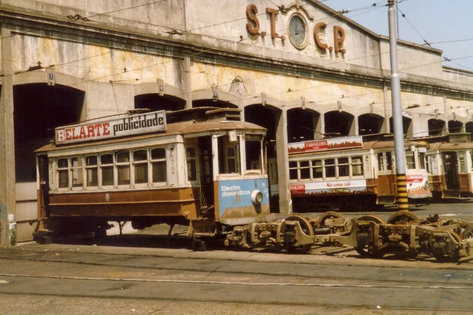 Porto railcar 175 in front of Boavista (1988)