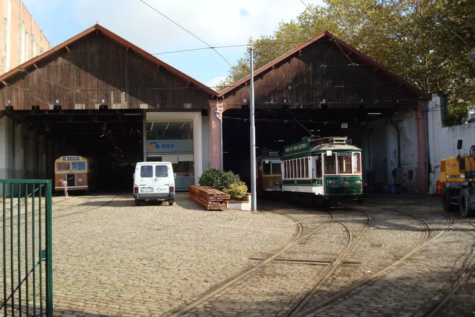 Porto railcar 191 at Massarelos (2008)