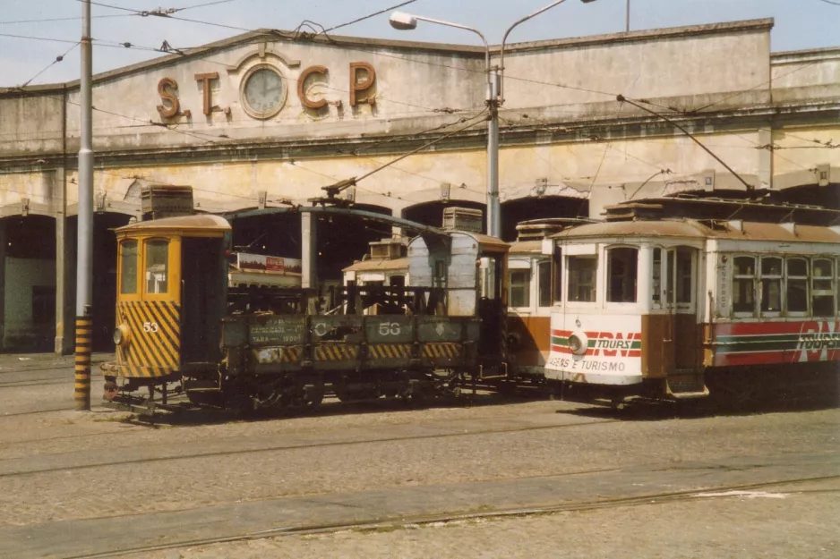 Porto service vehicle 53 in front of Boavista (1988)