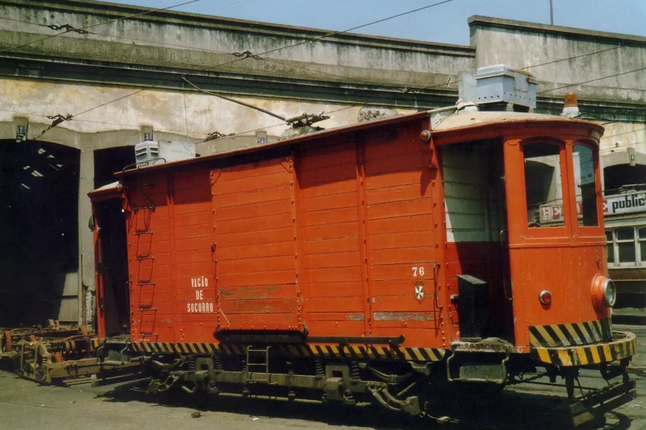 Porto service vehicle 76 in front of Boavista (1988)
