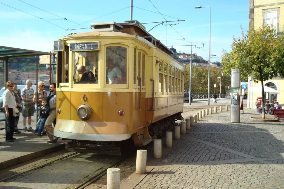Porto tram line 1 with railcar 216 at Infante (2008)