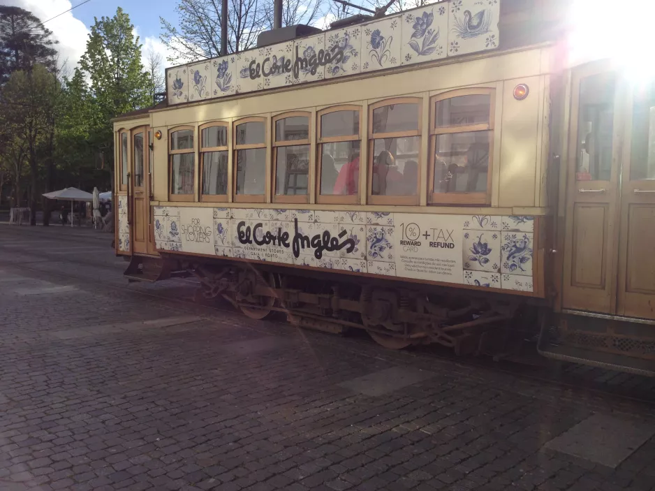 Porto tram line 22 with railcar 220 by Carmo (2019)