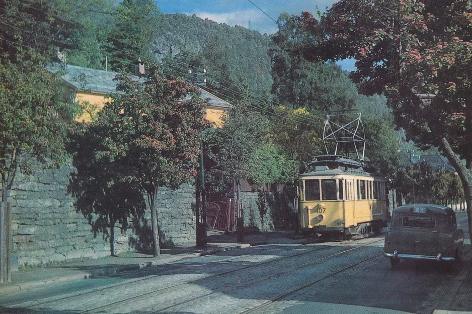 Postcard: Bergen railcar 107 on Årstadveien (1956)