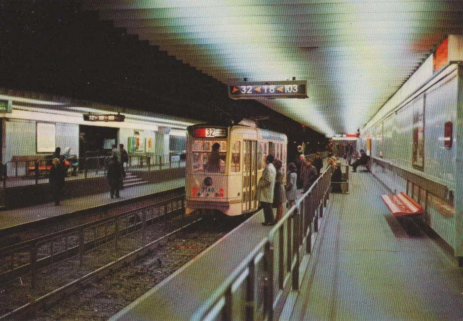 Postcard: Brussels extra line 32 with railcar 7140 at Arts-Loi / Kunst-Wet (1981)