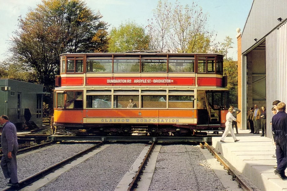 Postcard: Crich bilevel rail car 1115 in front of the depot Exhibition Hall (1980)