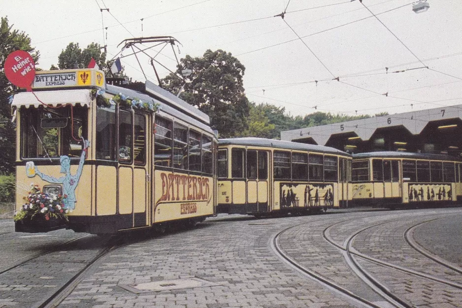 Postcard: Darmstadt museum tram 17 in front of Böllenfalltor (1987)