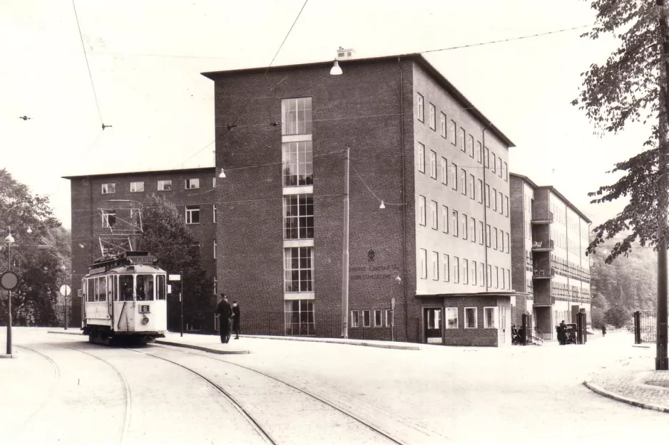 Postcard: Gothenburg tram line 6 with railcar 155 on Guldhedsgatan (1941-1943)