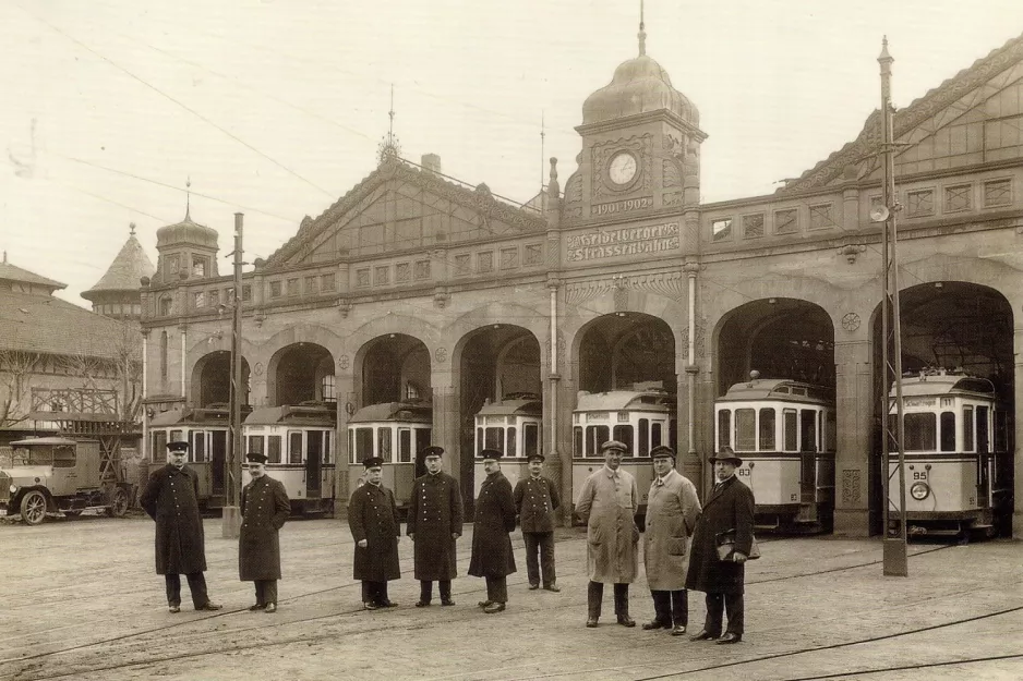 Postcard: Heidelberg railcar 83 in front of Betriebshof (1928)